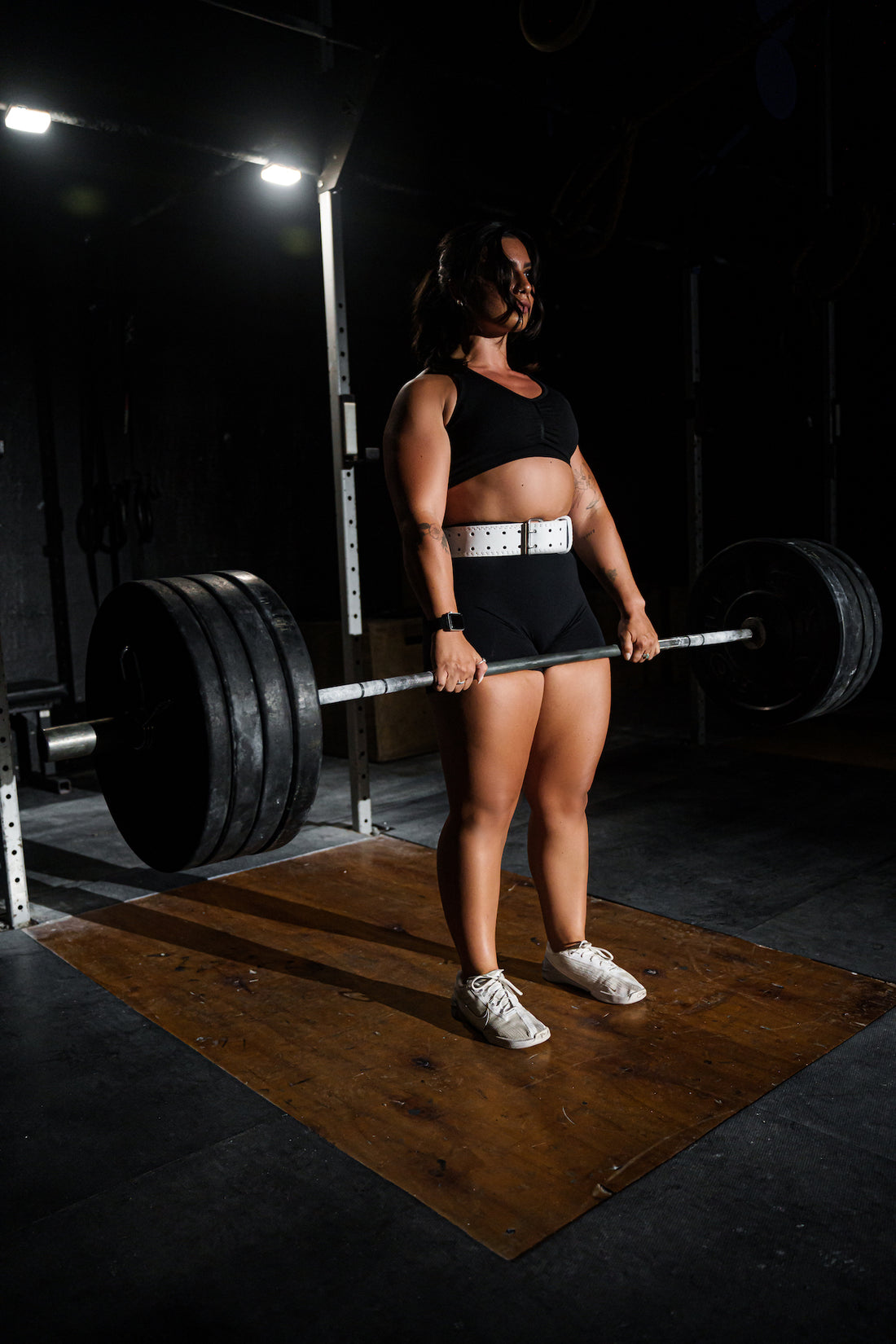 woman doing deadlift with uppper lifting belt